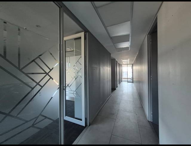 1,300M² OFFICE TO LET IN WAVERLEY